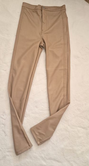 Spodnie eco-skórka "Pull&Bear".