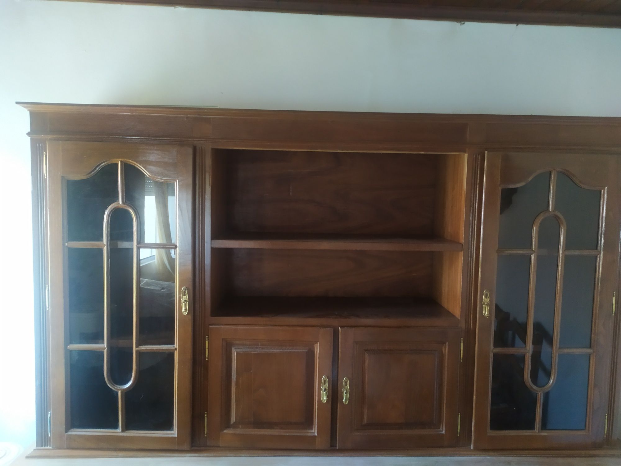 Mesa de sala de jantar e móvel bancada