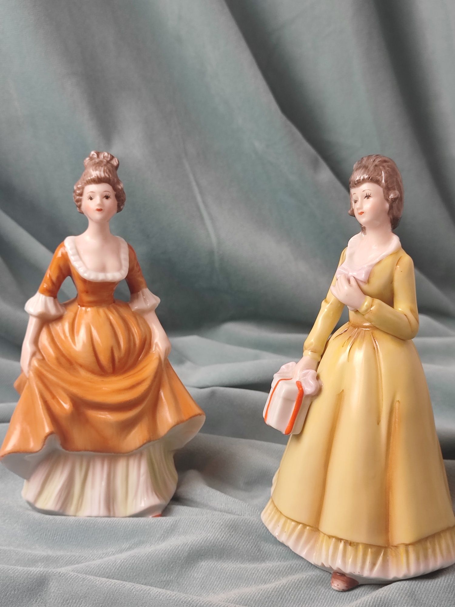 Stara porcelana.Dwie Piękny Figurki kobiet .Alfretto of London