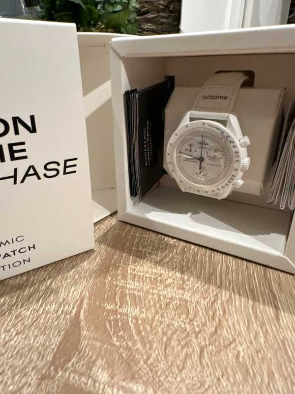 Omega x Swatch Snoopy SO33W700：Bioceramika i Biały Kolor