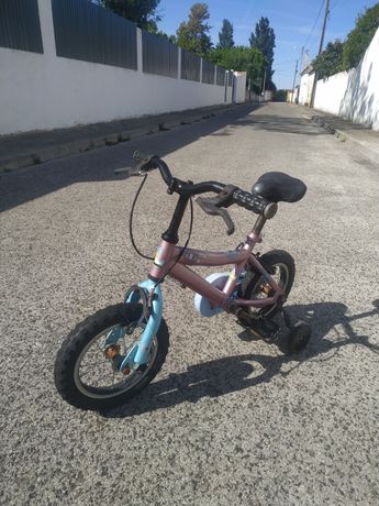 Bicicleta de crianças e capasete
