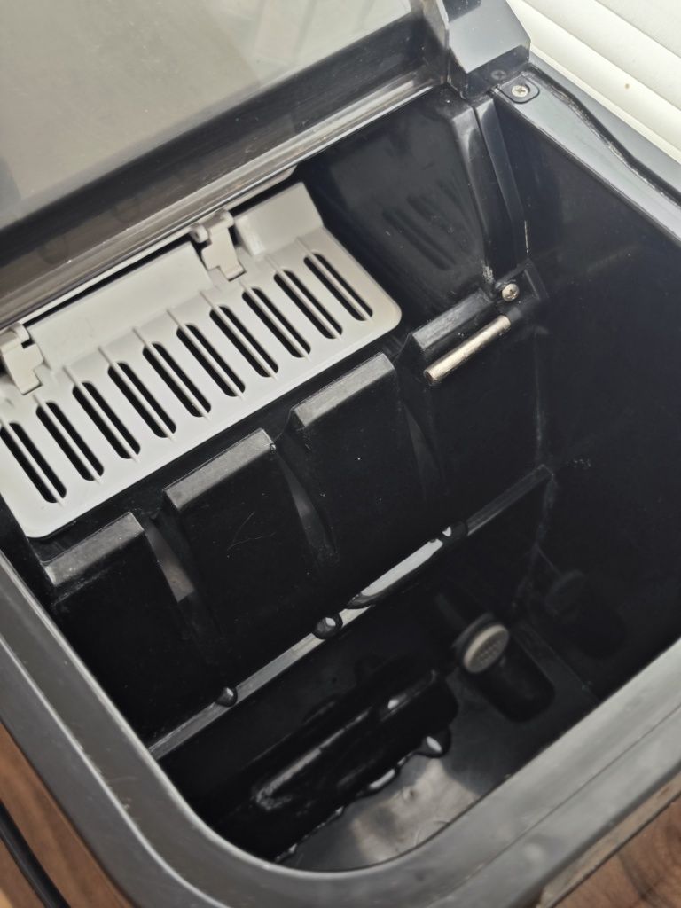Kostkarka do lodu GÖTZE & JENSEN IM701X Inox Pojemnik 2.2 L