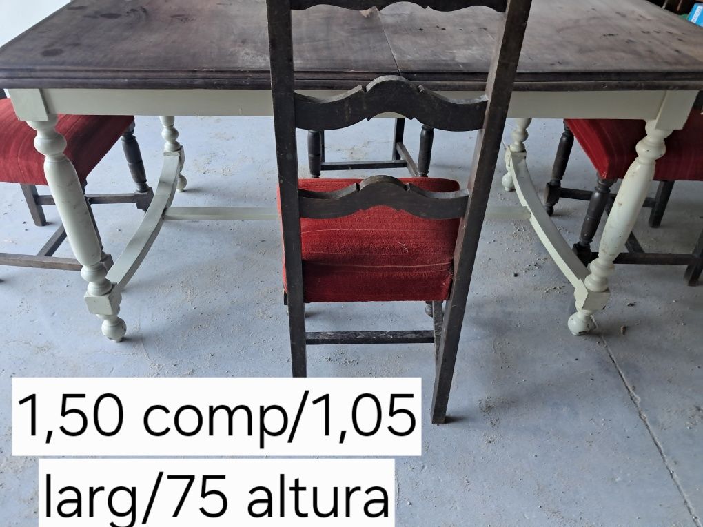 Mesa em madeira com quatro cadeiras