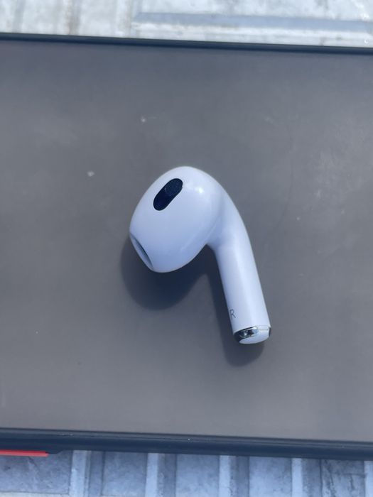 Подам AirPods 3 правий Оригінал все працює добре без кейсу