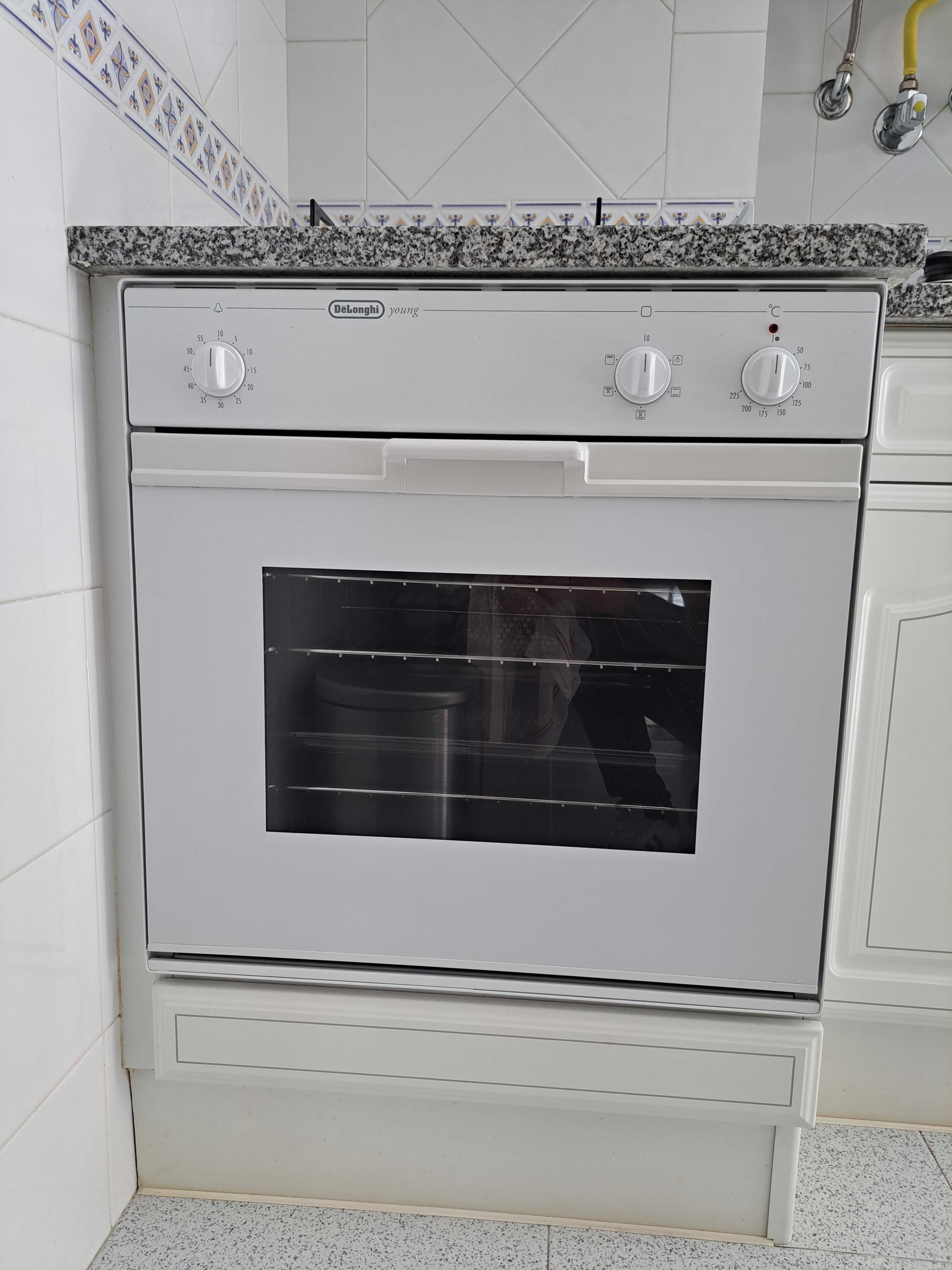 Forno + Placa Delonghi Young