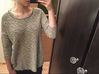Sweter Reserved ze srebrna nitką i łańcuszkiem