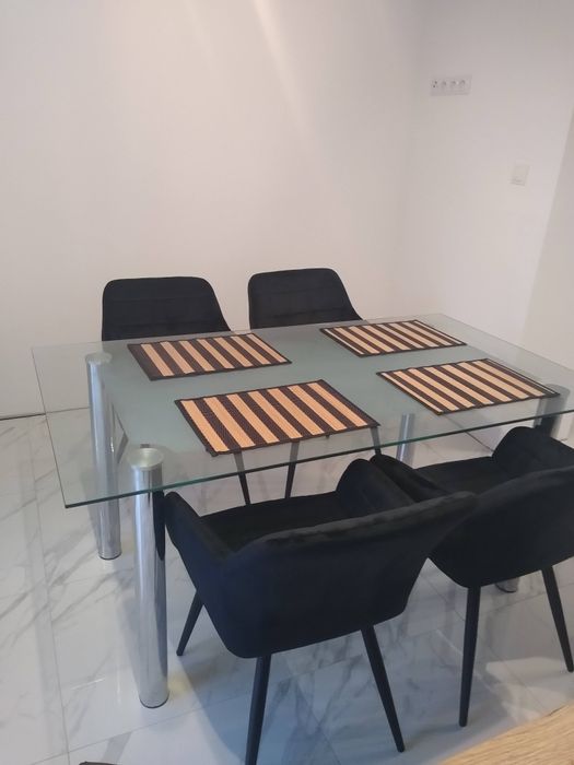 Stół do kuchni / jadalni lub salonu szklany blat metalowe nogi