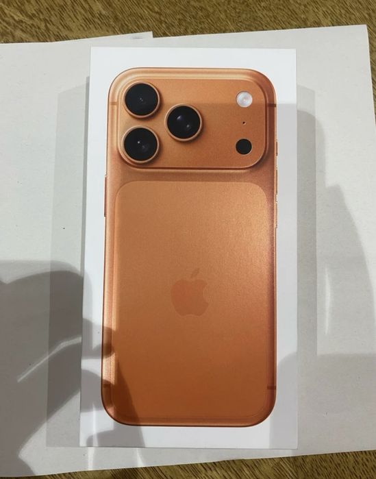 iPhone 17 pro Max laranja cosmico