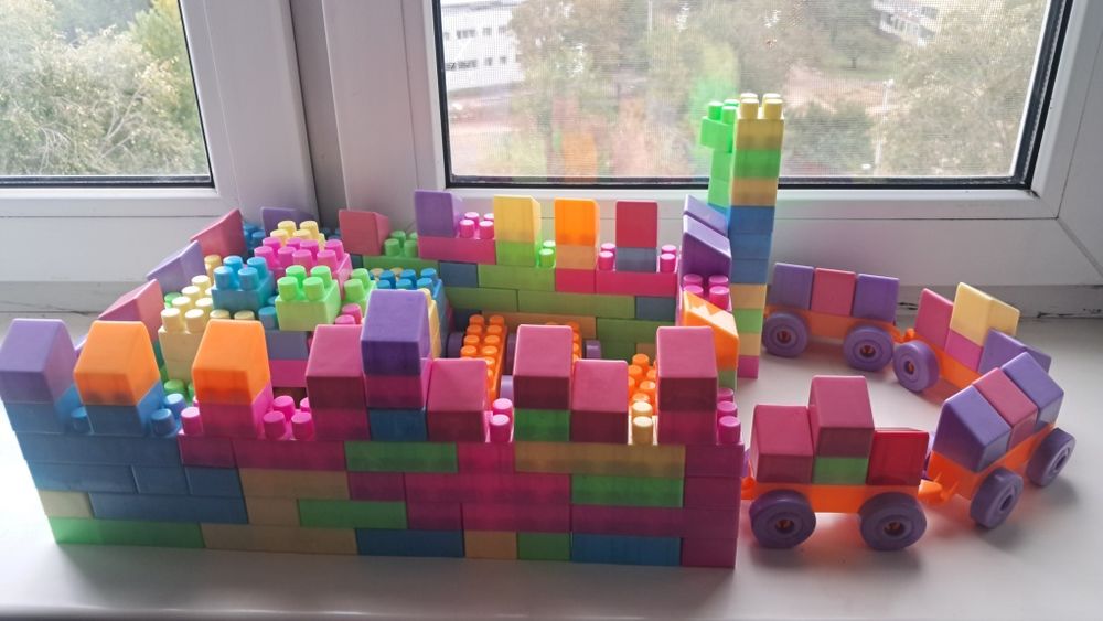 Большой пластиковый конструктор