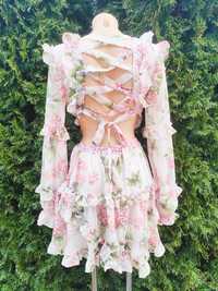 Zwiewna sukienka w kwiaty morelowa pudrowy róż wiązana na plecach
