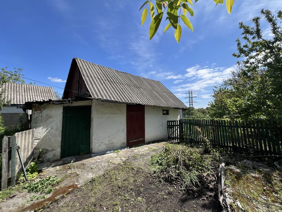 Продам цегляний будинок неподалік центру міста Узина
