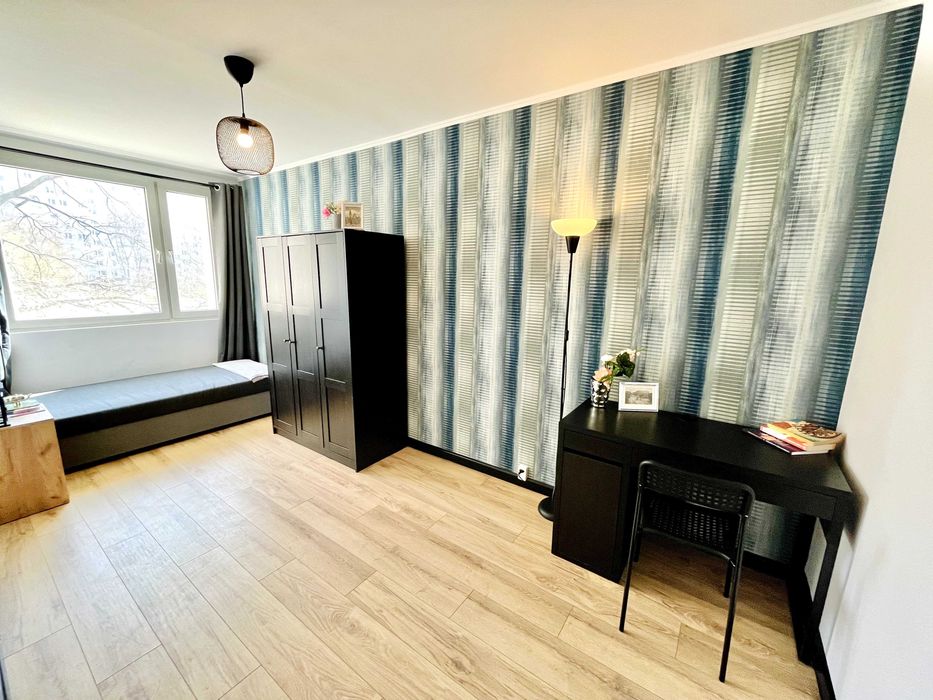 Różanka/Przestronny pokój w 4-pok. mieszkaniu/Spacious Room/Free Wifi/