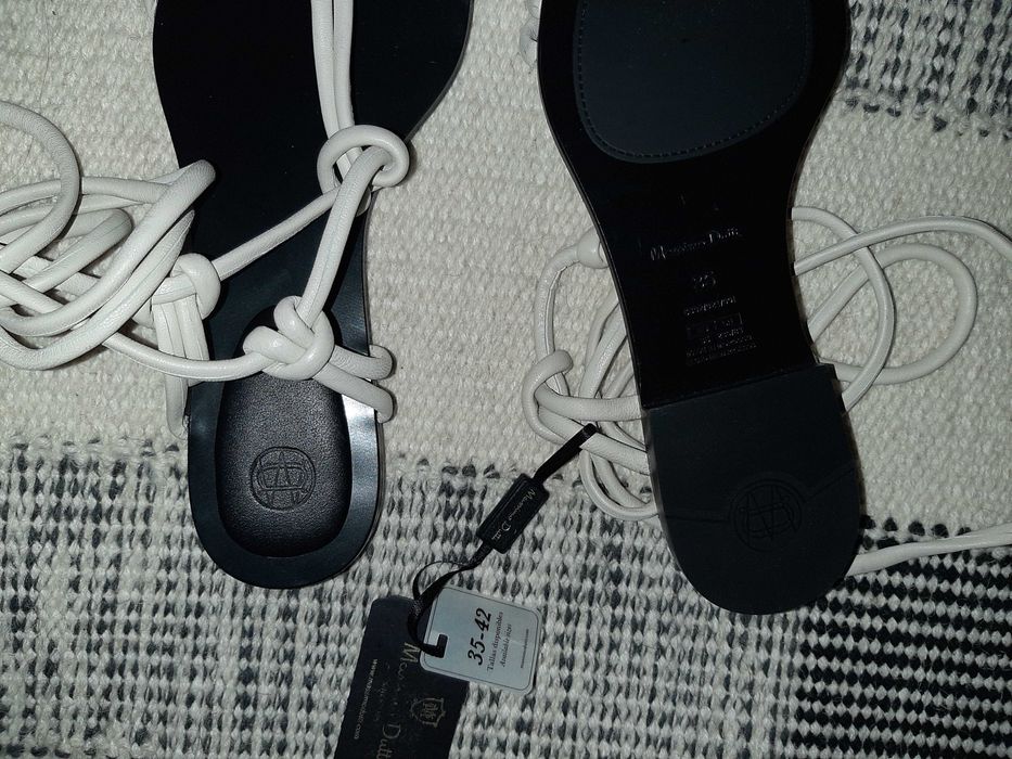 Sandálias na cor cru todas em pele
Massimo Dutti_Novas