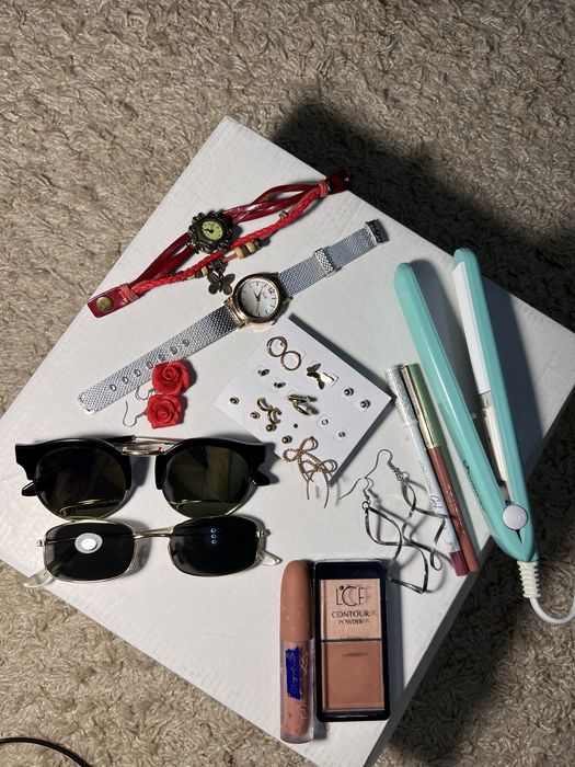 Набір плойка, окуляри, годинники, сережки, декоративна косметика