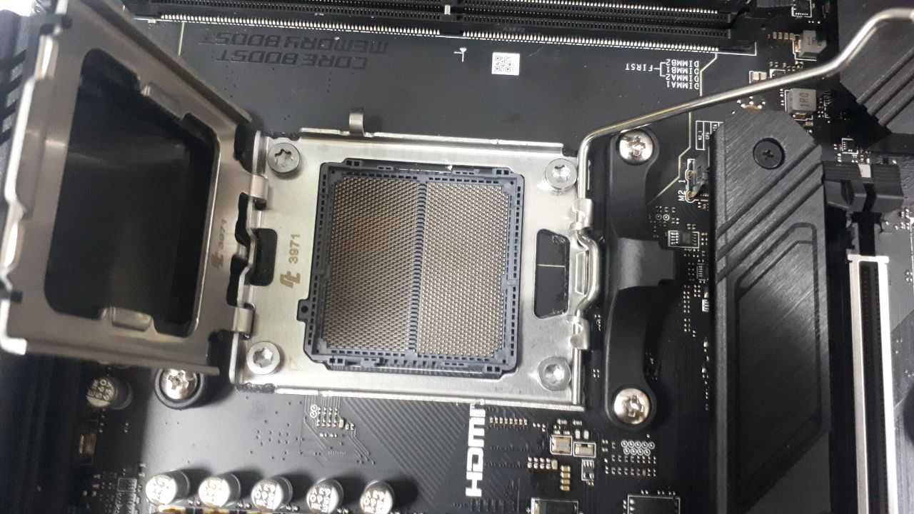 Материнська плата MSI MAG B650 Tomahawk WiFi