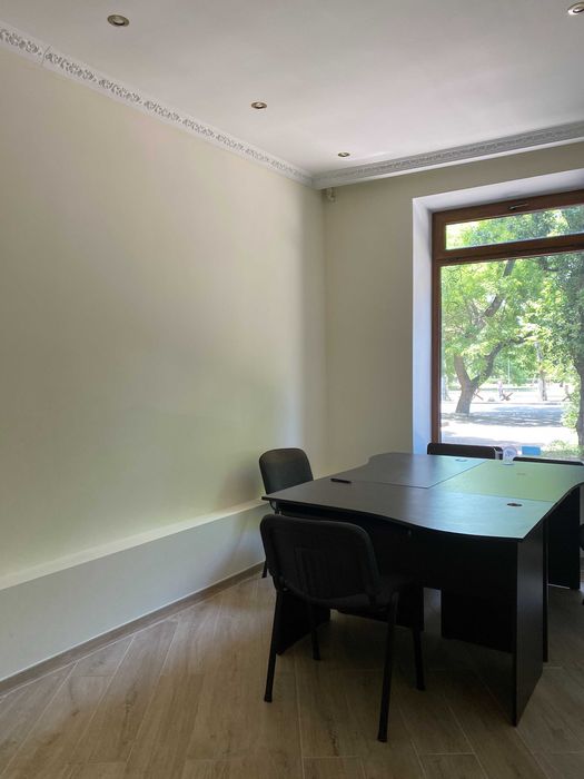 Фасадный офис в отличном состоянии на пр Шевченко.