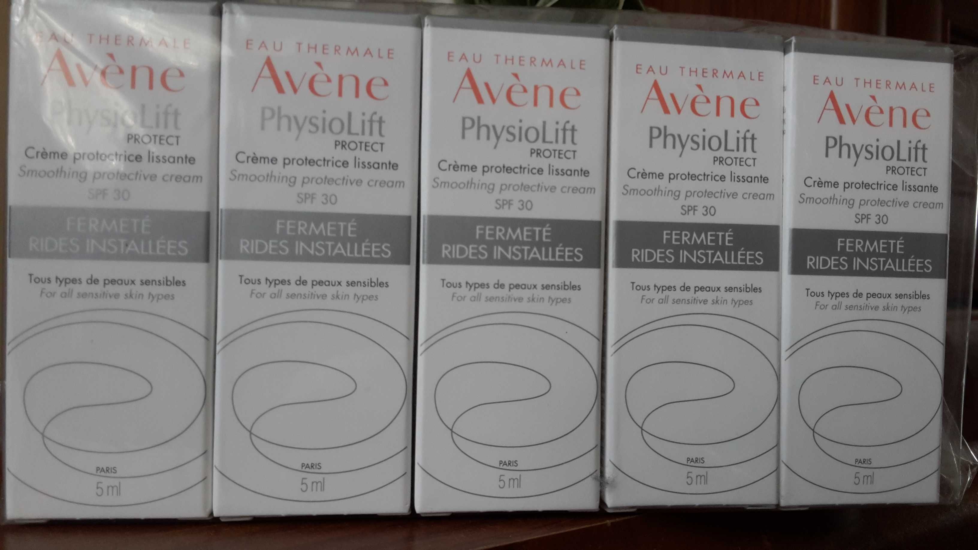 Avene PhysioLift PROTECT 
Wygładzający krem ochronny SPF30