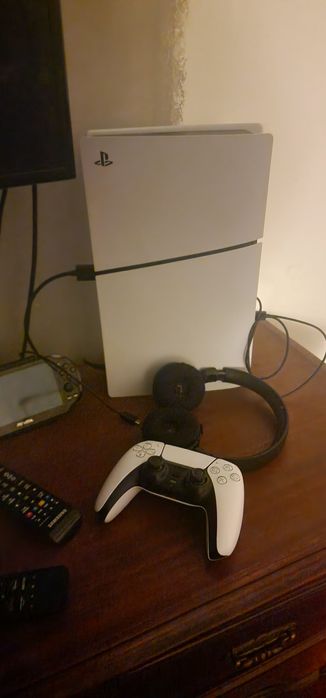 Vendo PS5 com 1 comando mais fones a parte