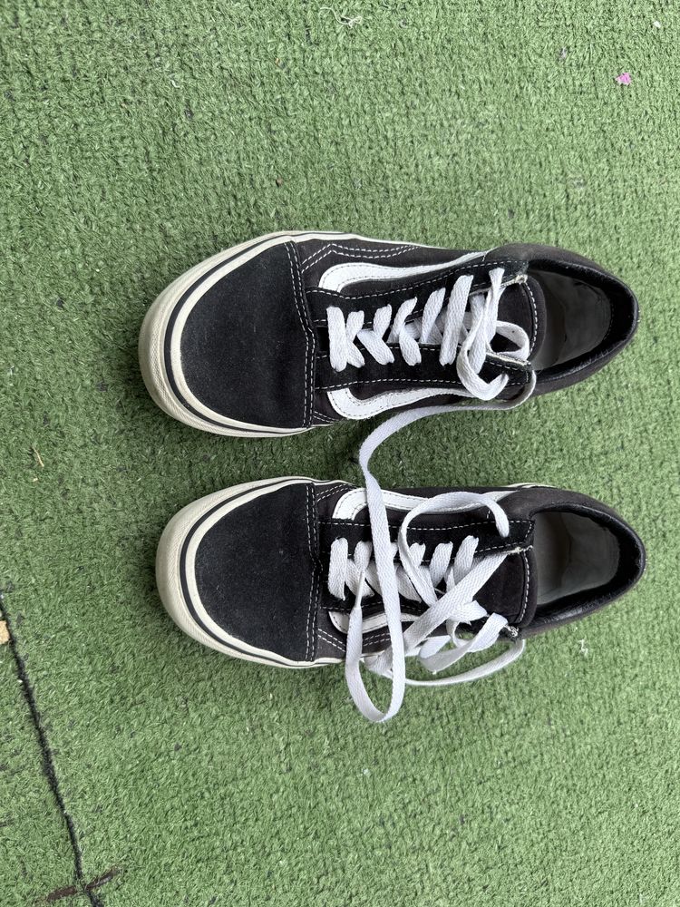 Vans Originais pretas com riscas brancas