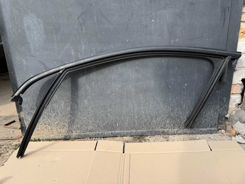 Ущільнювачі + молдинг передньої лівої водійської дверки Peugeot 308 t9