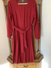Piekna sukienka w kolorze czerwonego wina
