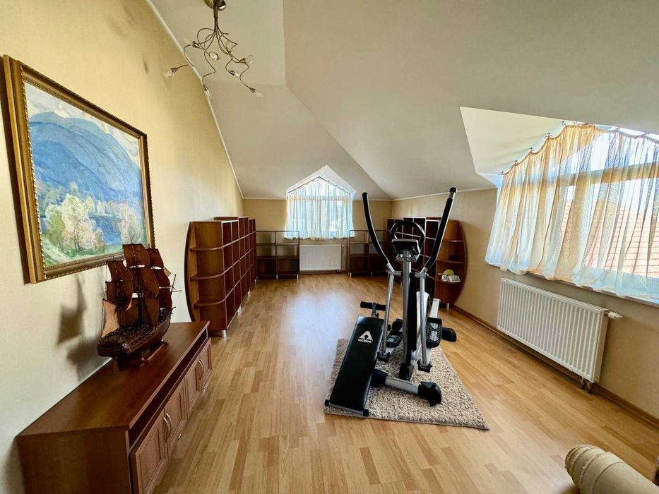 Продам просторий будинок по вул.Сельських (Алтайські озера)