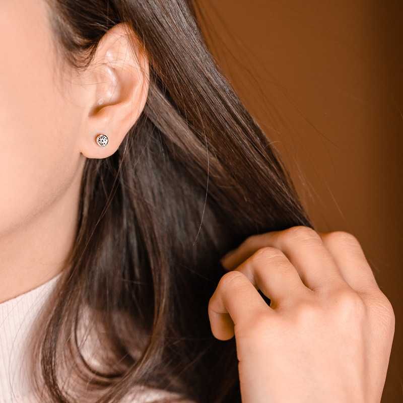 Золотые пусеты с белоснежными бриллиантами. Модель Tiffany