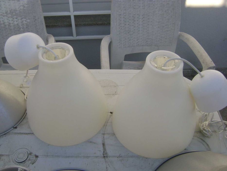 Candeeiros de teto e candeeiro de mesa de cabeceira