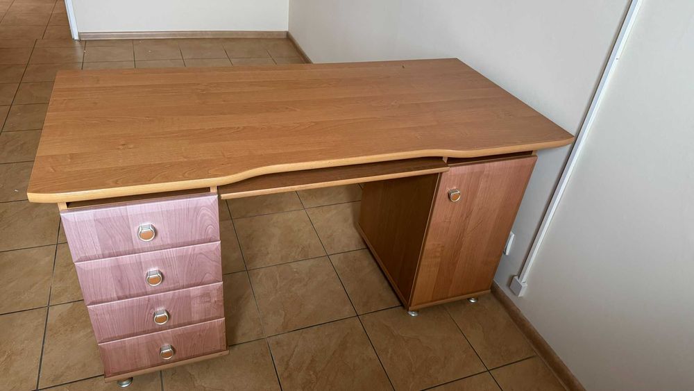 Pakiet mebli – biurka, szafy, fotele, lodówki – ODBIÓR CAŁOŚCI