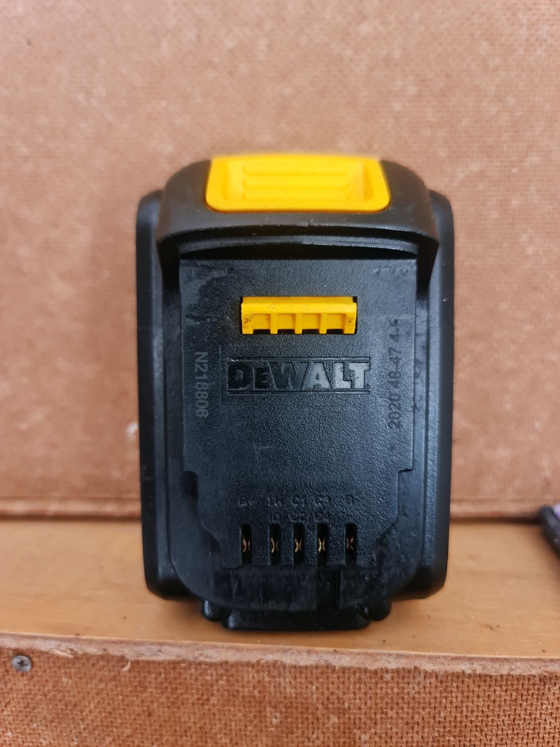 Продам акумулятор dewalt 4 ah