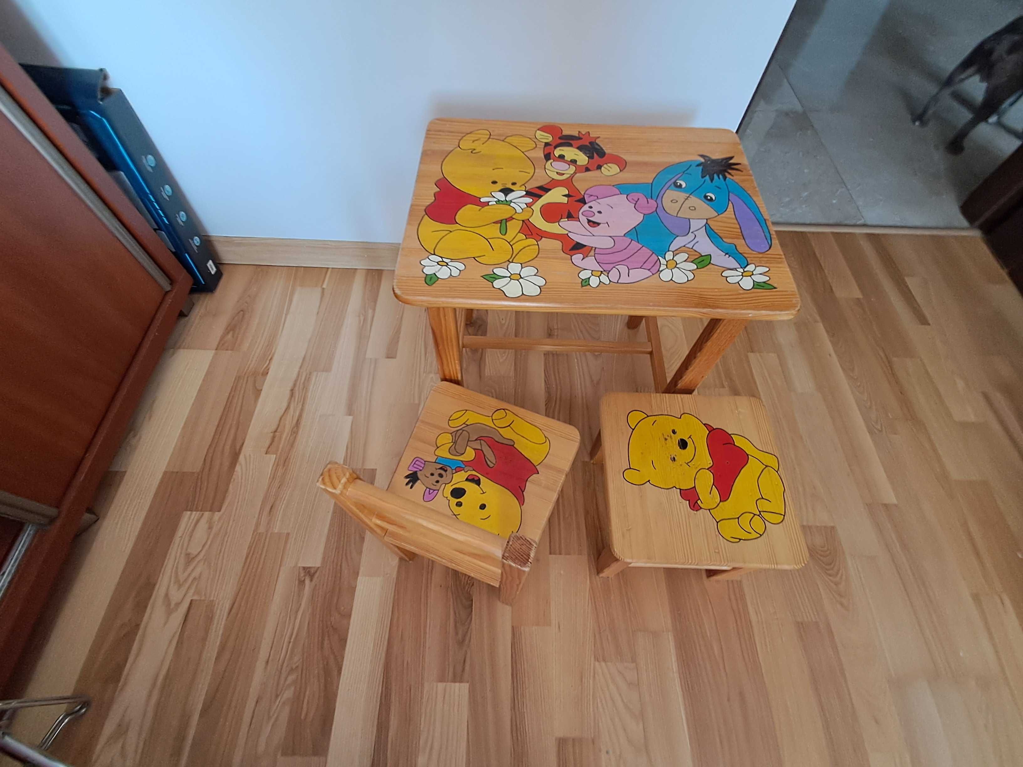 Sprzedam stolik drewniany i krzesełka dziecięce.