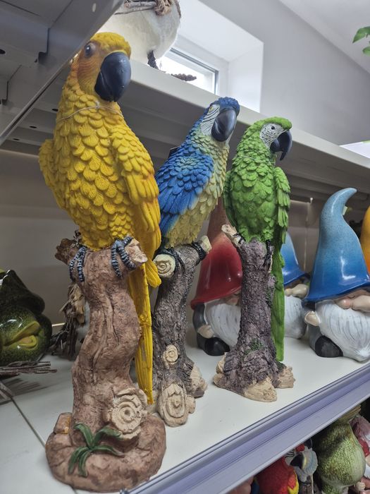 Papuga siedząca na pniu figurka 37 cm