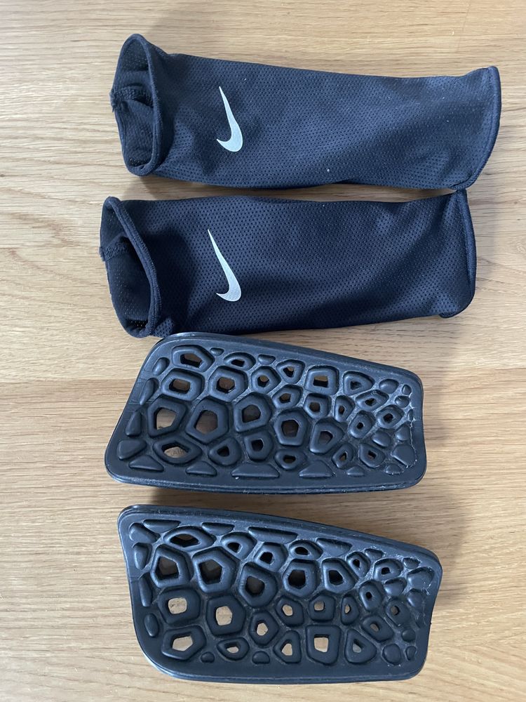 Ochraniacze NIKE rozniar S wzrost 150-160cm piłka nożna