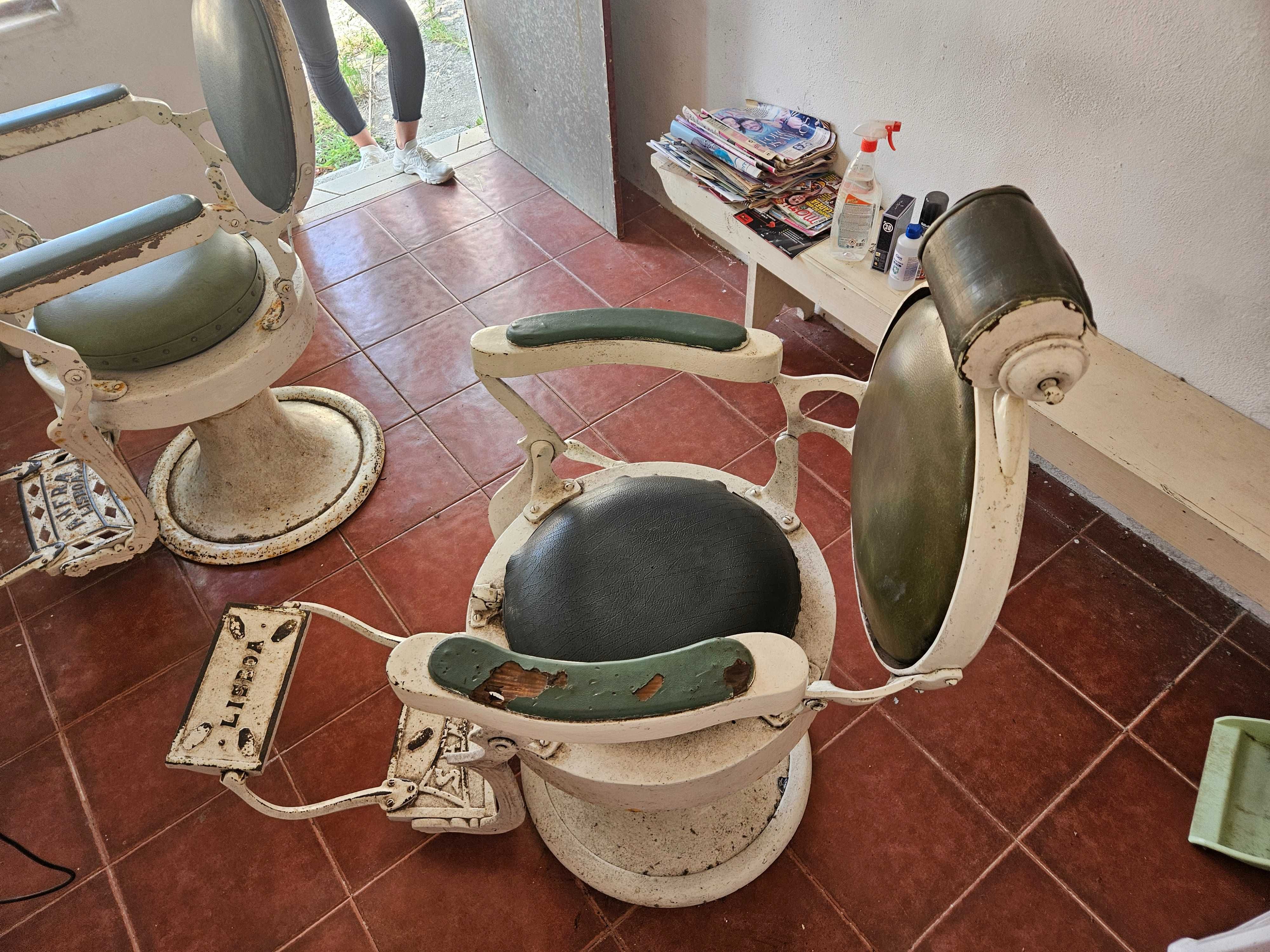 Cadeiras de barbeiro antigas e acessórios