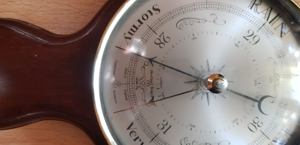 Antyk, duży barometr w drewnie pokrytym fornirem.