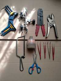 Zestaw przydatnych narzędzi ręcznych do prac naprawczych.
