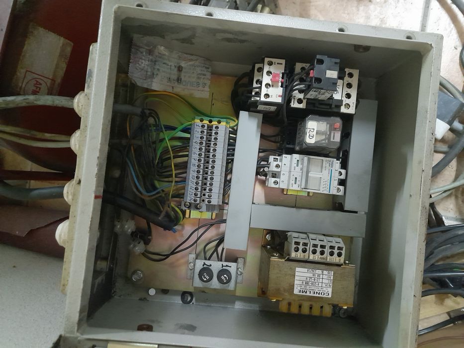 Elevador monta cargas