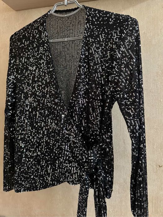 черная блузка с пайетками