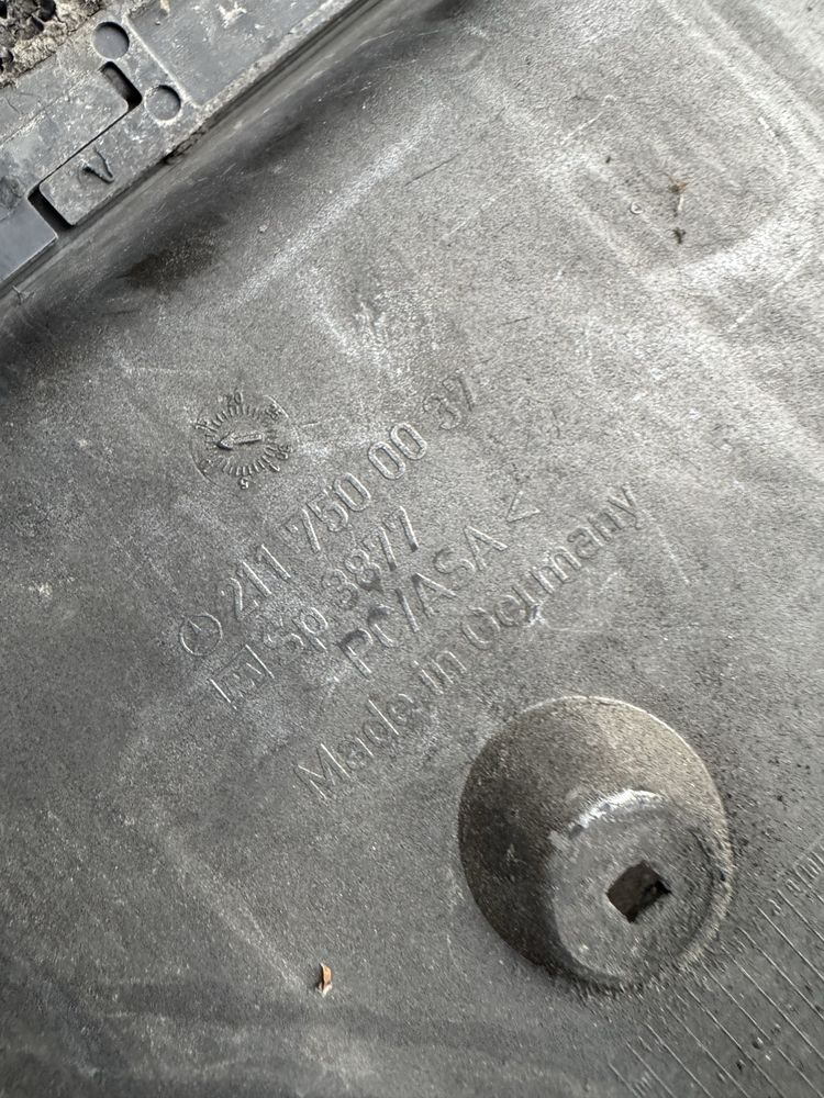 Mercedes W211 Blenda klapy bagażnika