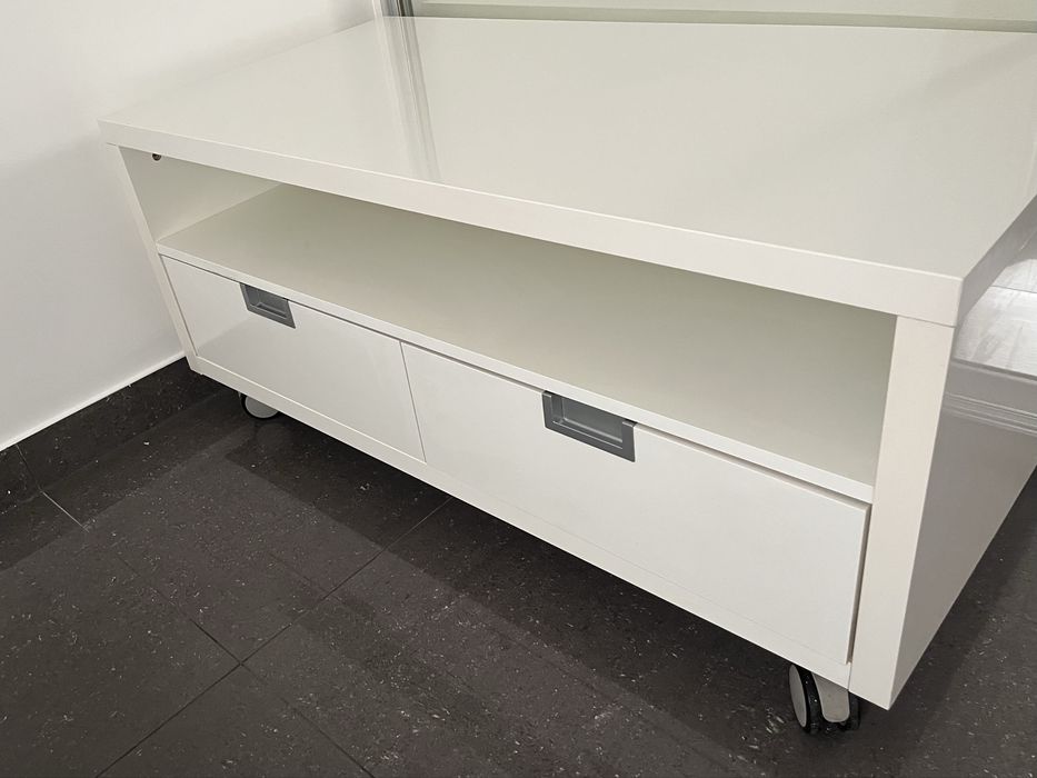 biała komoda szafka z szufladami