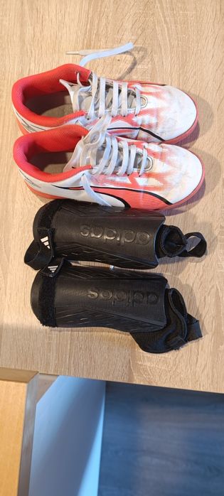 Conjunto caneleira e chuteira tamanho 33