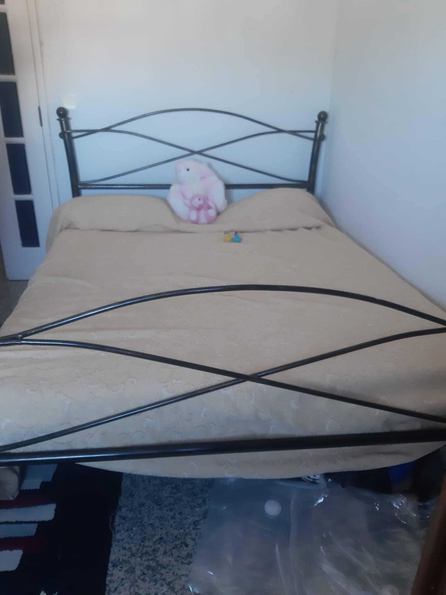 Cama de casal c/ estrado (oferta colchão usado)