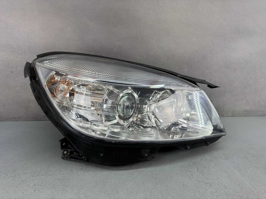 Mercedes C W204 Lampa Przód Przednia Prawa H7 Europa IGŁA