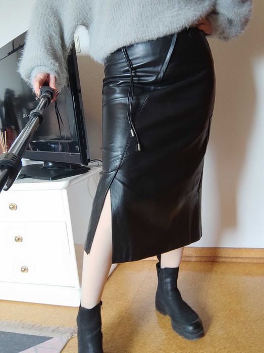 Saia de couro natural.