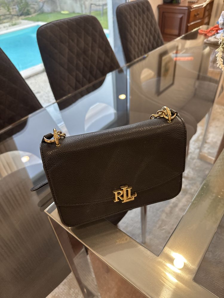 Bolsa Raulph Lauren em pele com corrente dourada