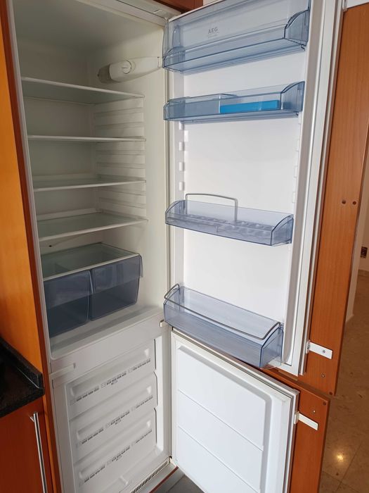 Frigorífico combinado de encastre AEG