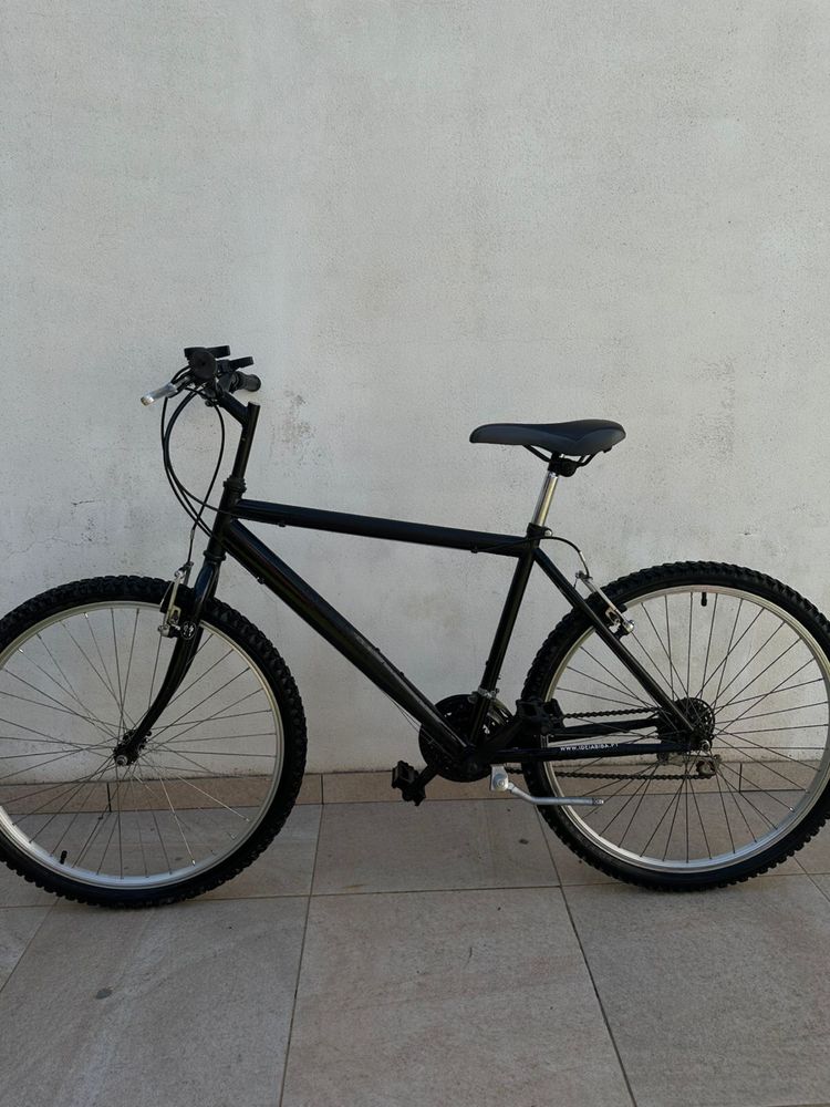 Bicicleta Preta Usada em Ótimo Estado