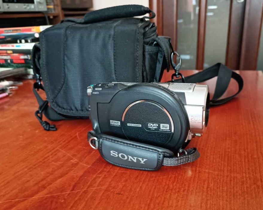 Видеокамера Sony HDR-UX7E