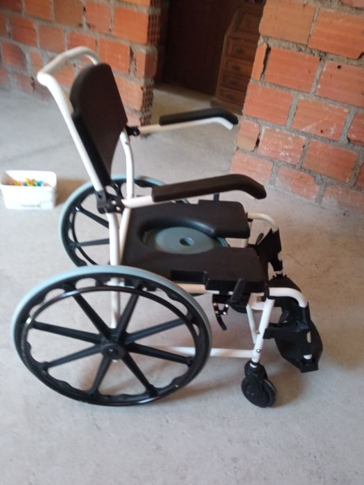Vendo cadeira de rodas de banho