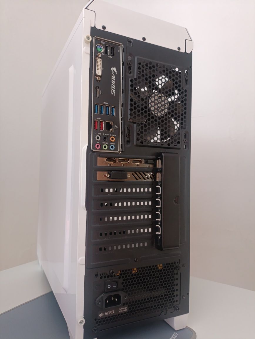 Komputer stacjonarny AMD Ryzen 7 1700x/ Rx 580 8GB/ 32 GB RAM